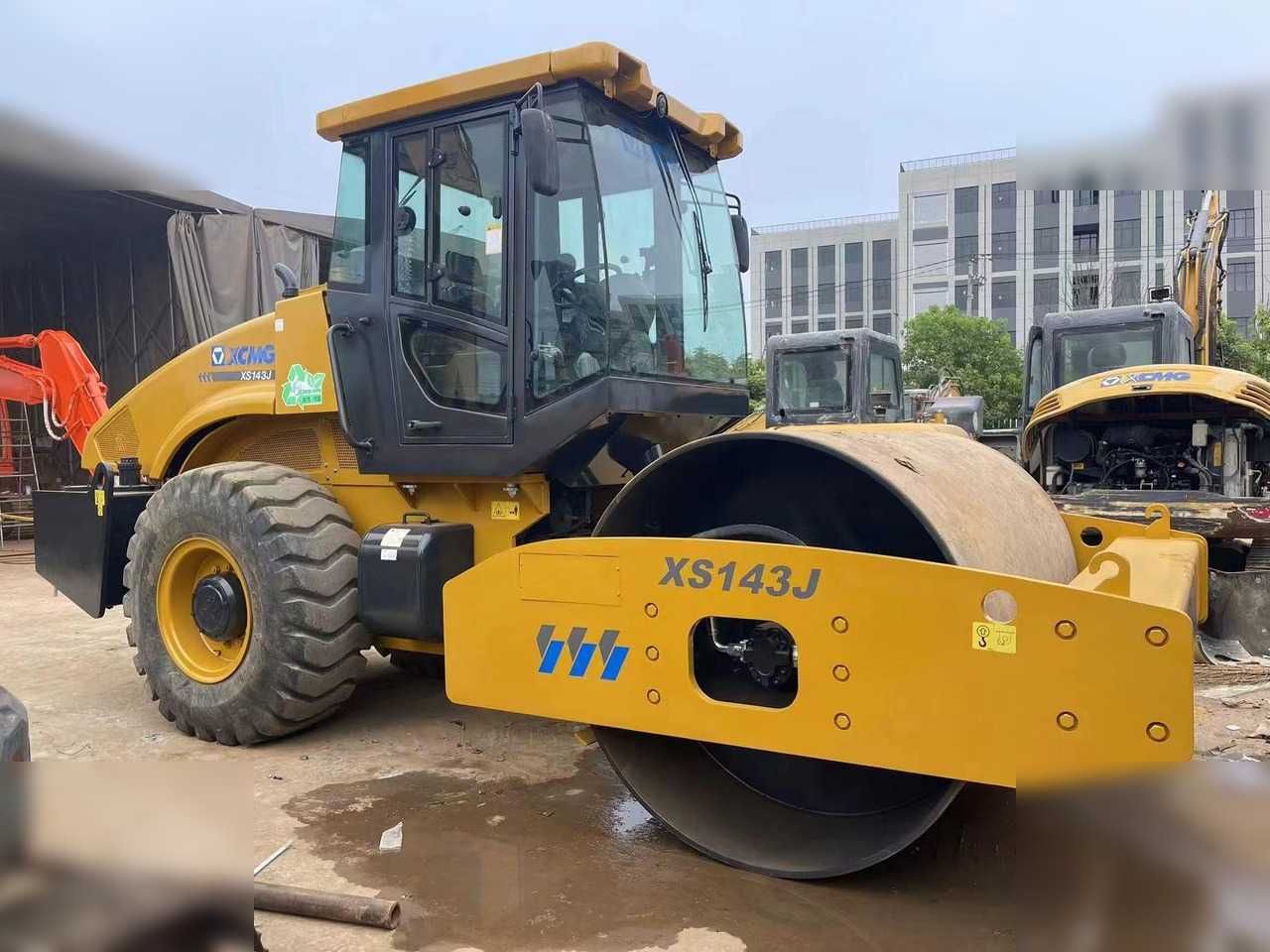 Каток XCMG XS143J. 14 тон. бошка турдаги махсус техникалар хам мавжуд.