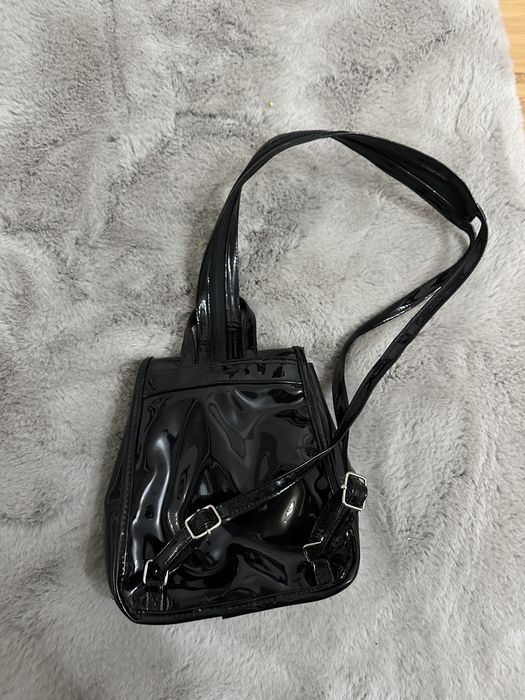 Rucsac negru din lac