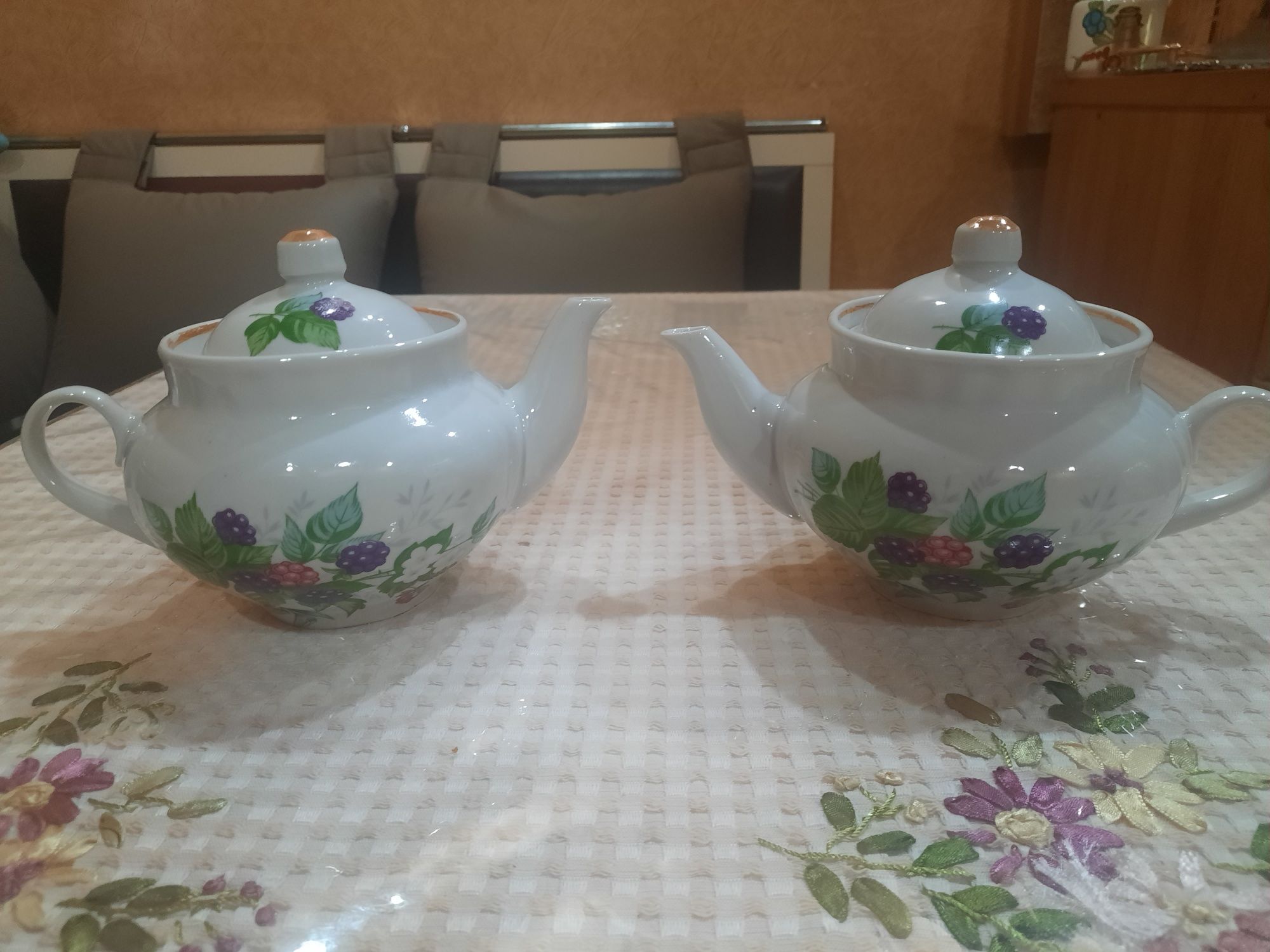 Абсолютно новые, красивые, фарфоровые чайники  "Ежевика", Прокопьевски