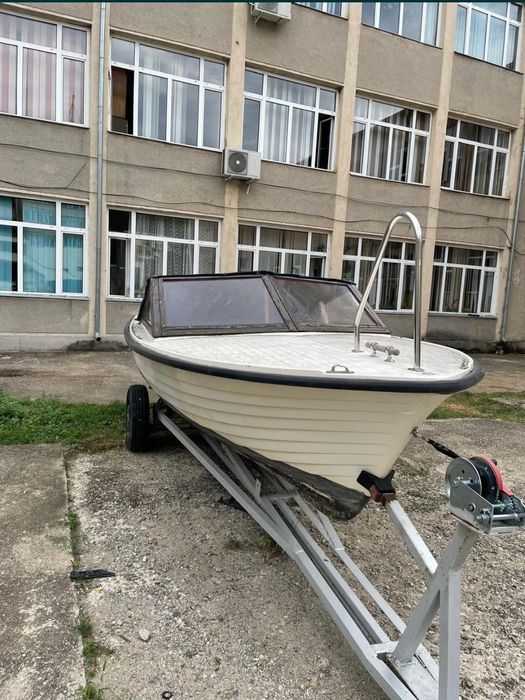 Barca fara motor cu peridoc 5.5m