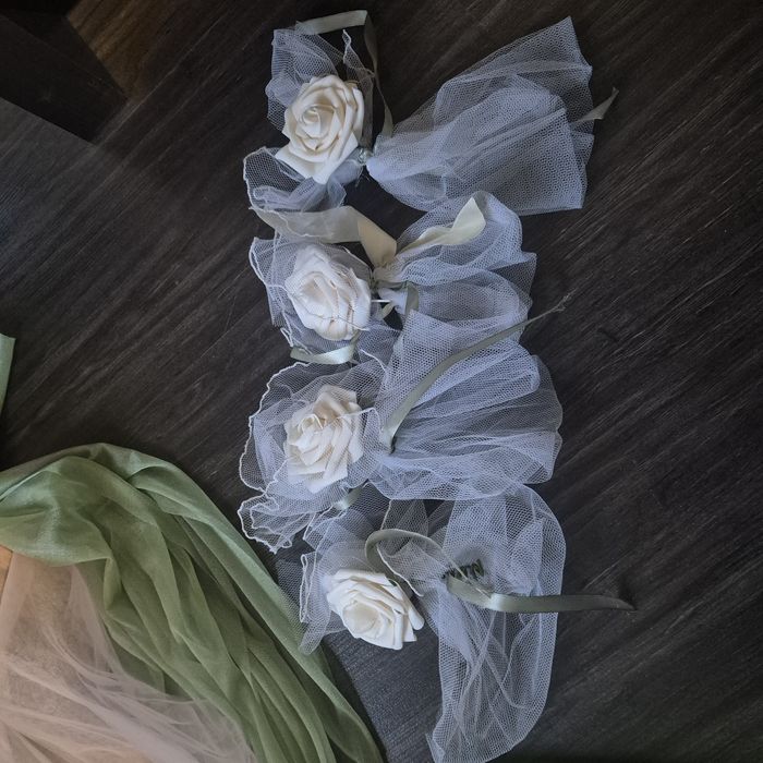 Сватбена украса за кола - воали, сърце и рози за дръжките