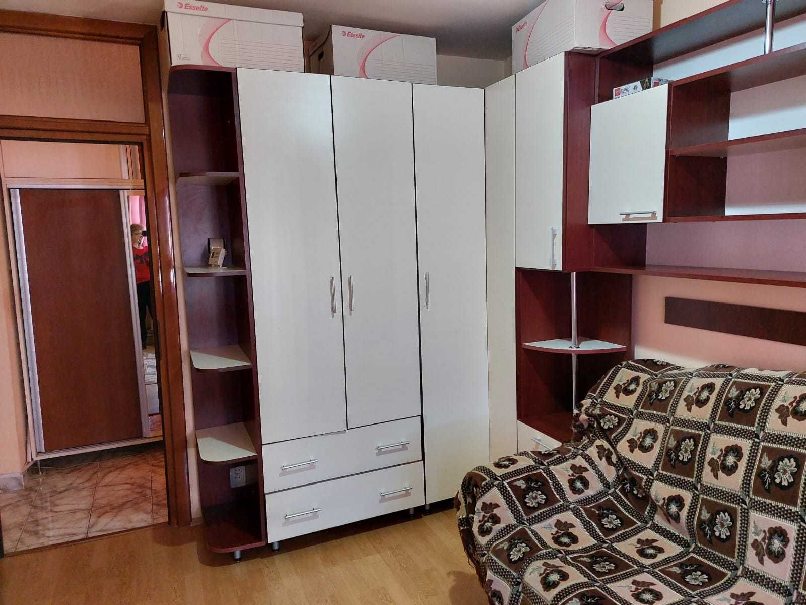 Vand apartament 3 camere, decomandat, zona industriala.