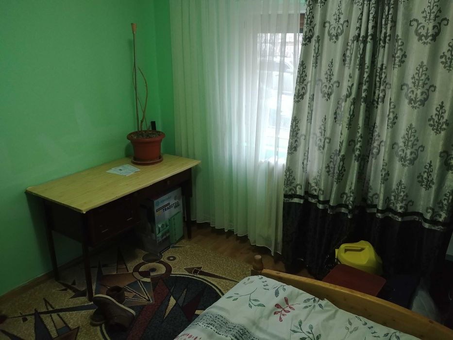 2 camere Gazda , de preferat o studenta . Zona Statia de tramvai.