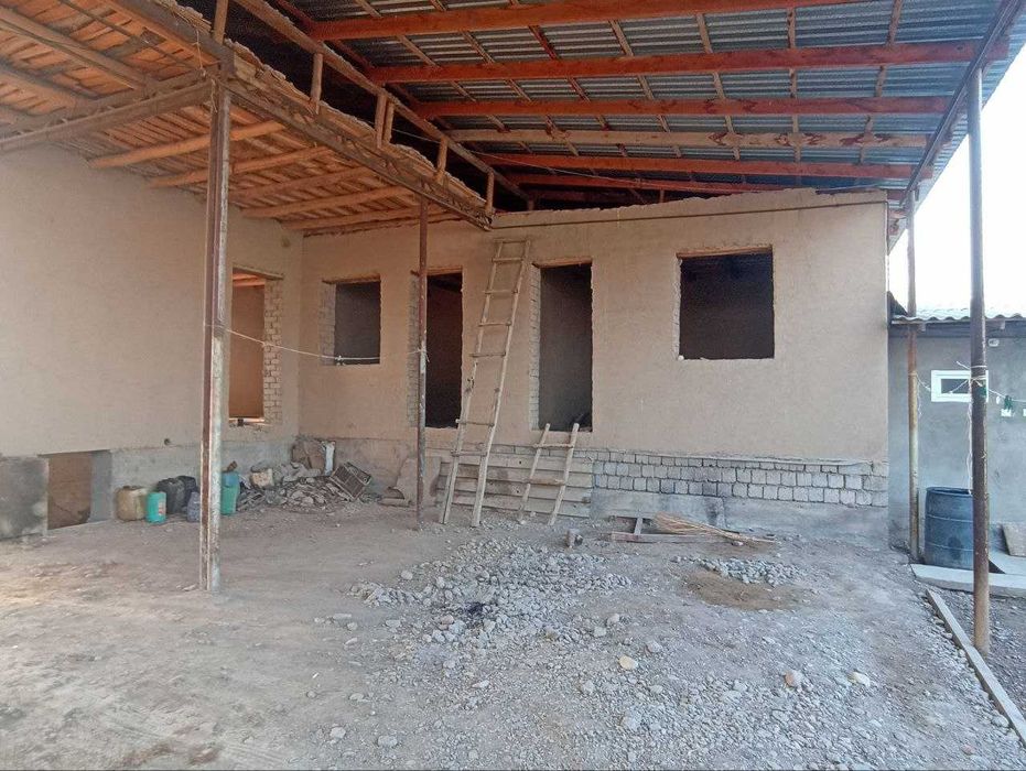 Uy sotiladi 6 sotix yer maydoni bilan pul zaurligi uchun sotiladi