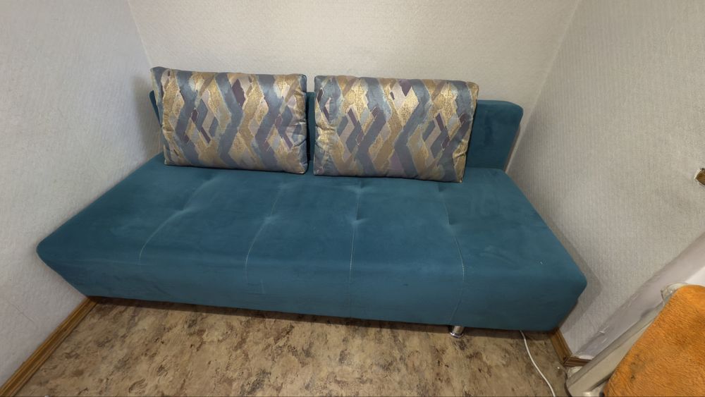 Продам диван в двухспальный с полкой