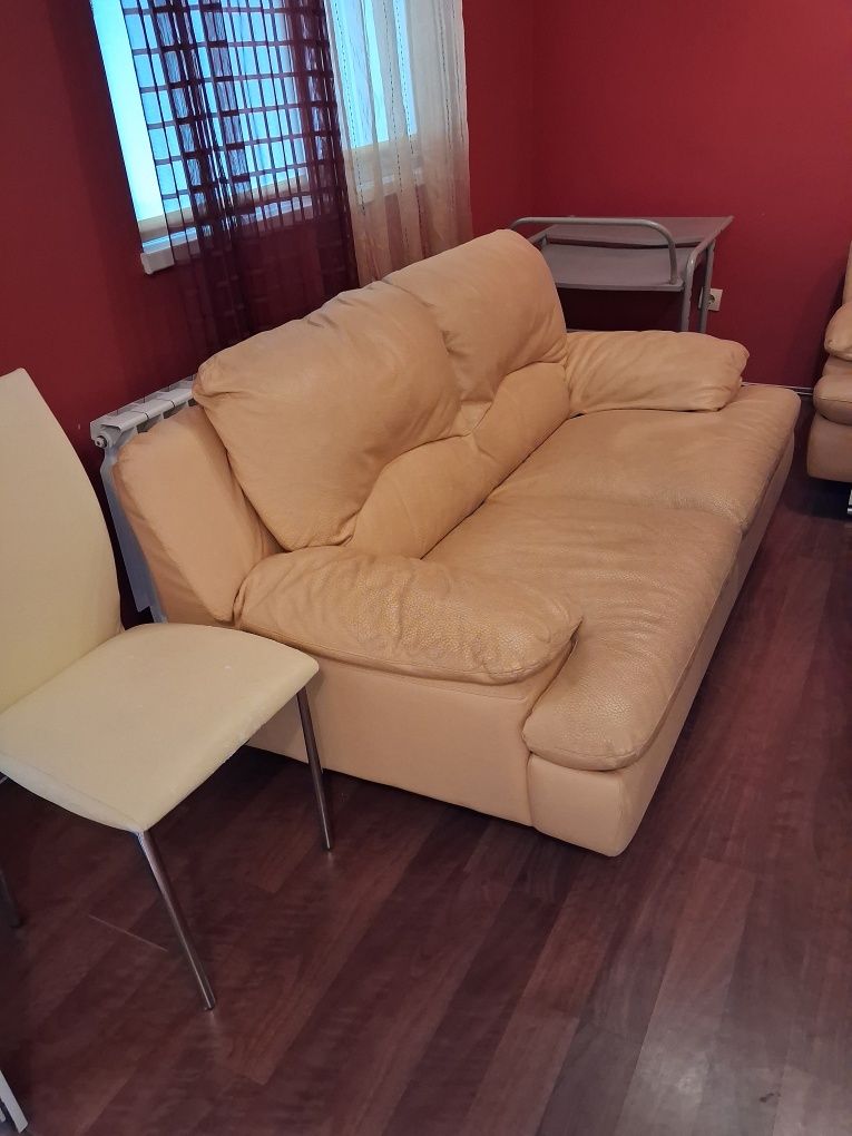 Продавам италианска кожена гарнитура 2-ка и 3-ка