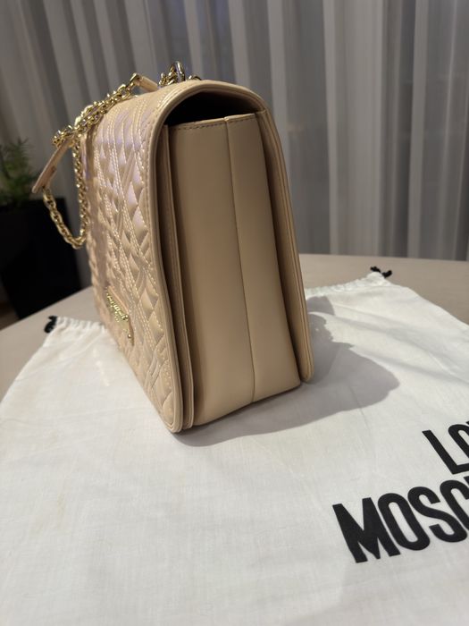 Кожена чанта на марката Love Moschino.