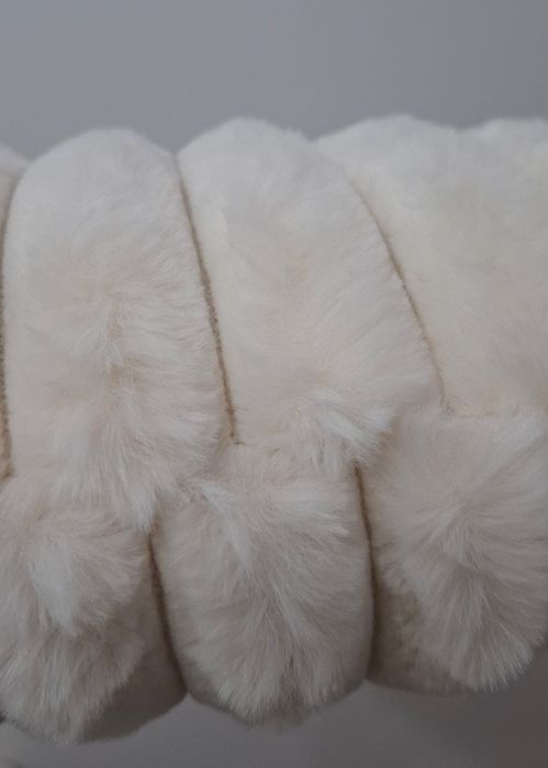 Set 2 pernițe pufoase noi ,35/35 cm