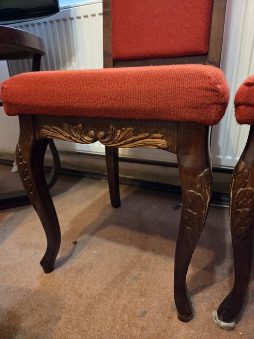 Scaune cu model scluptat