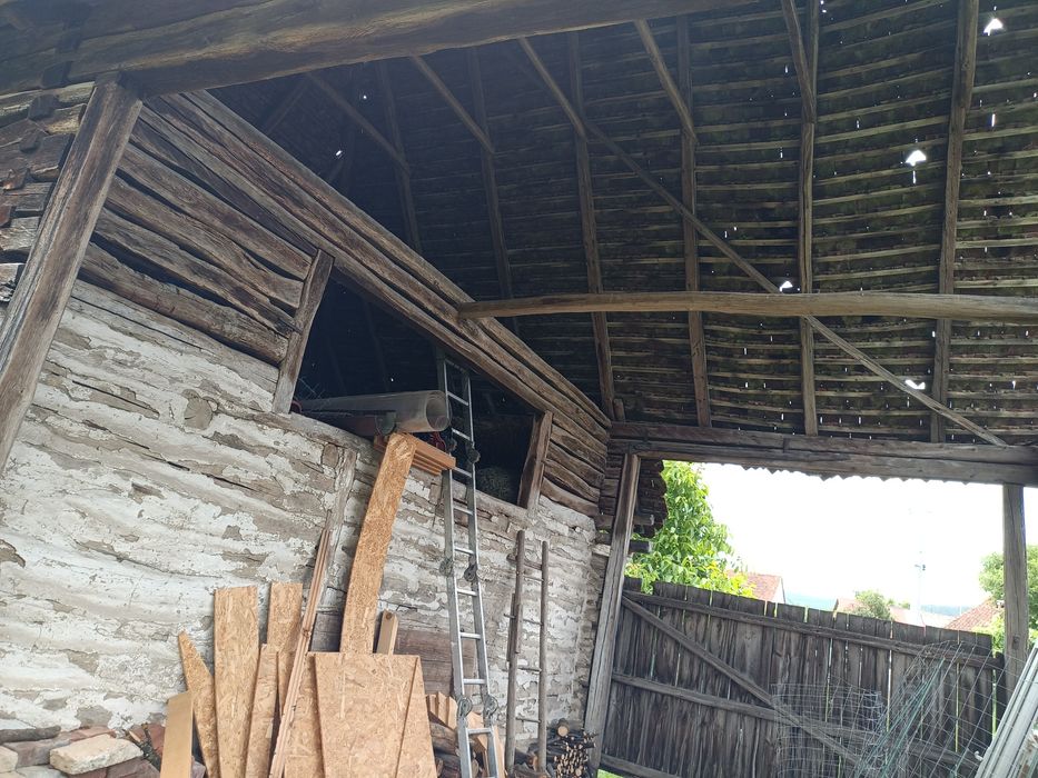 Șură veche de 100 de ani.