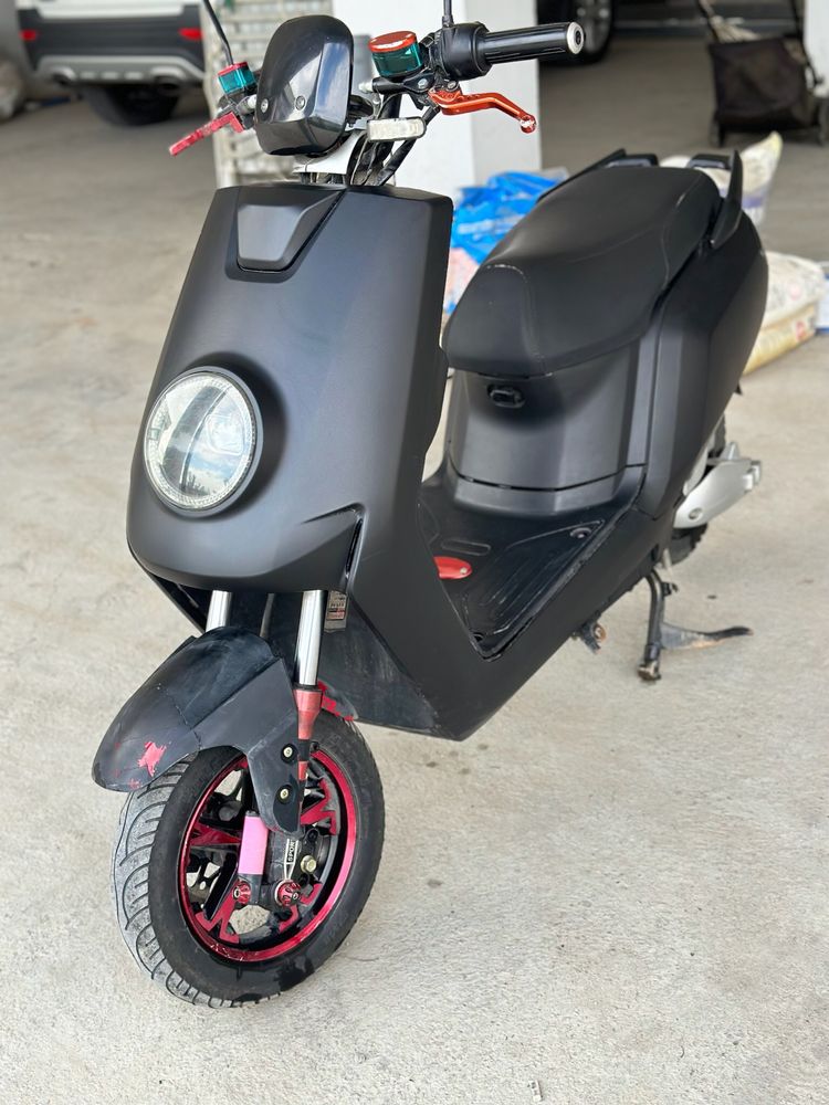 Skuter AMG elektronni