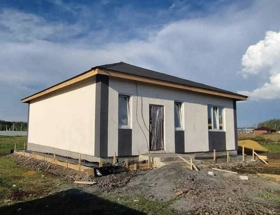Vand casa pe structura metalica de locuit