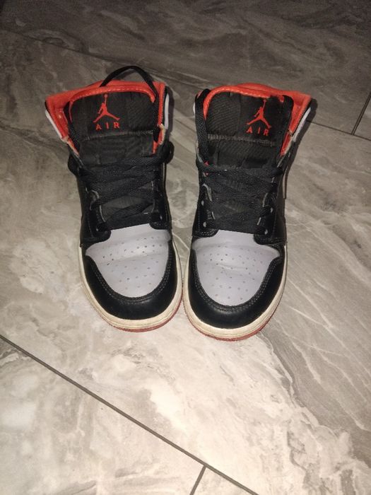 Jordan 1 mid roșu cu gri și negru
