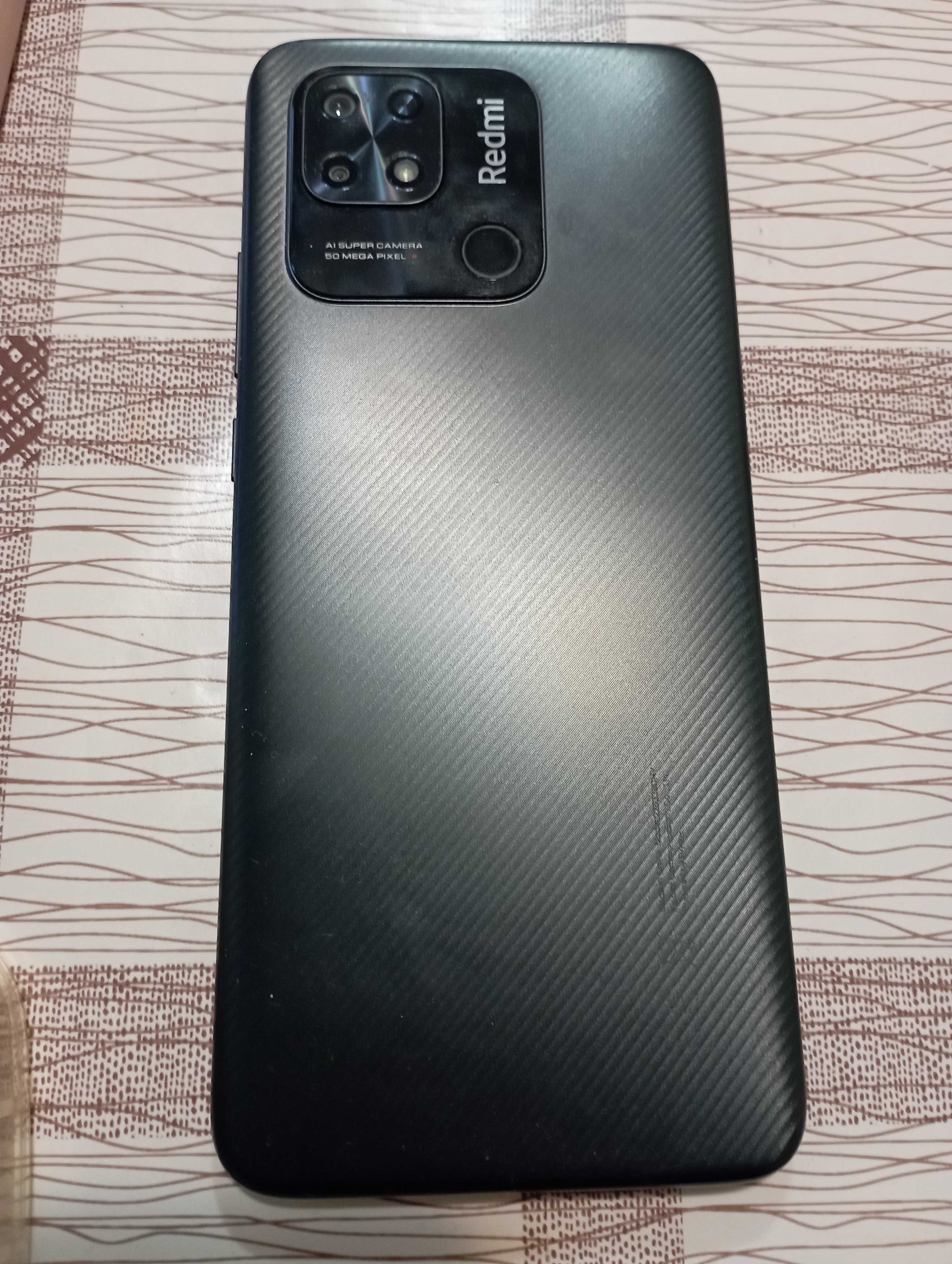 Xiaomi Redmi 10C с четири резервни калъфа