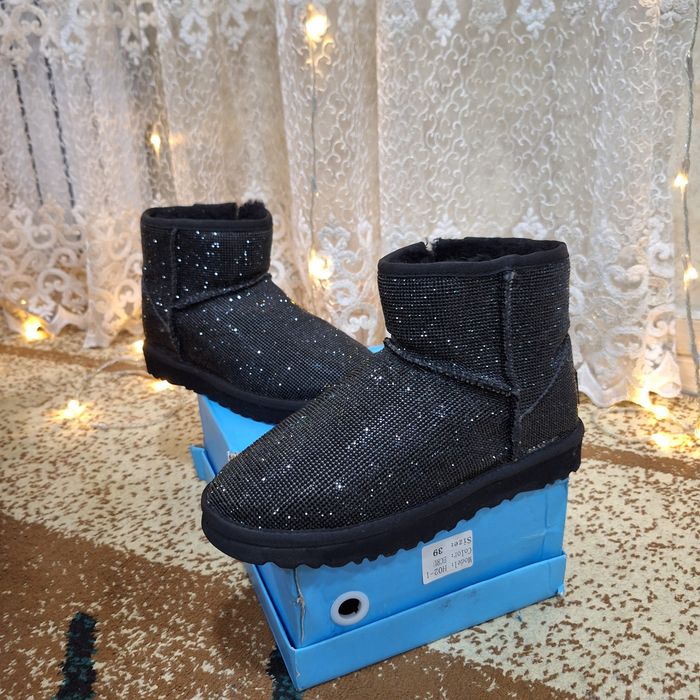 Угги с камушками новые.