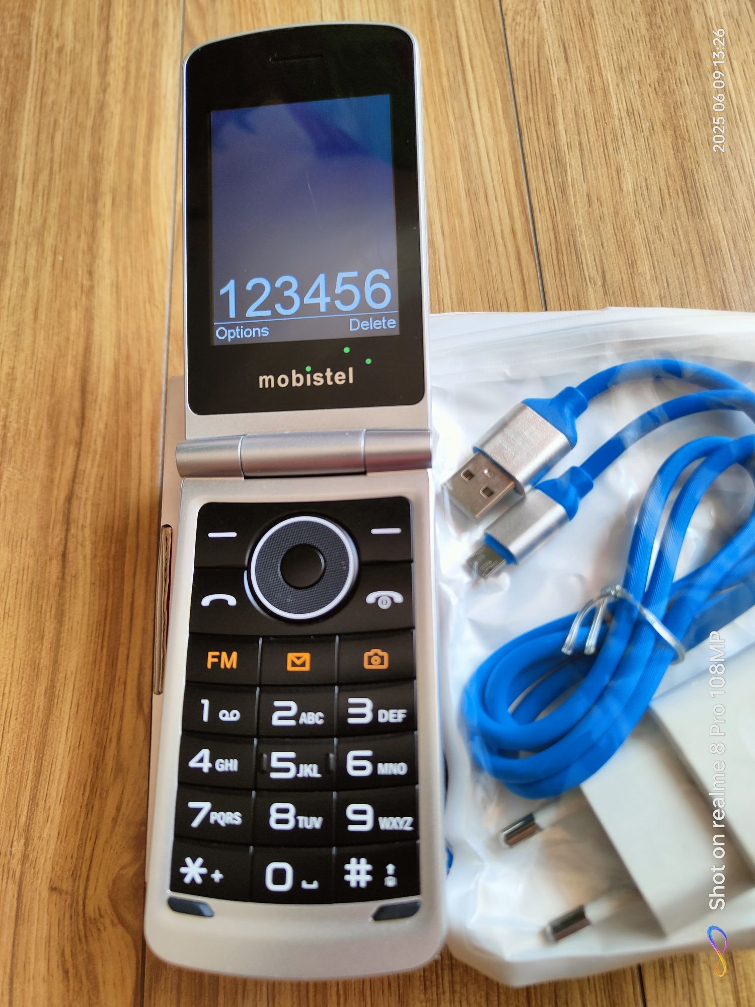 Super telefon cu clapeta.