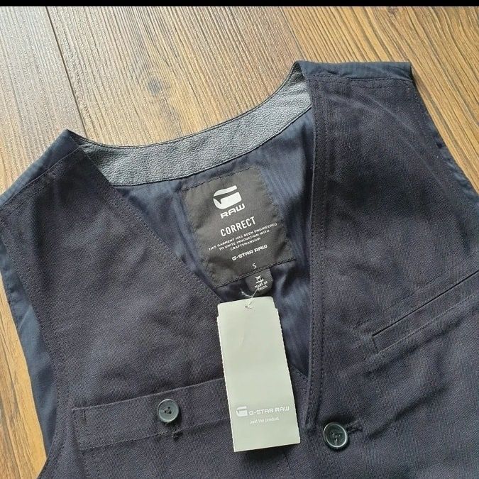 Страхотен мъжки елек G STAR Raw размер S,
нов етикет, размери 50см под