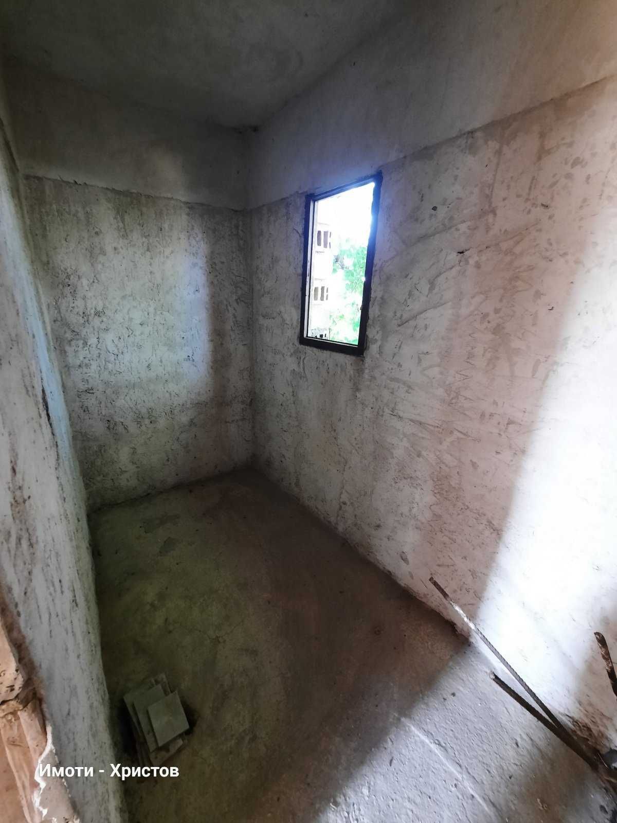 Двуетажна тухлена къща в село Златна нива