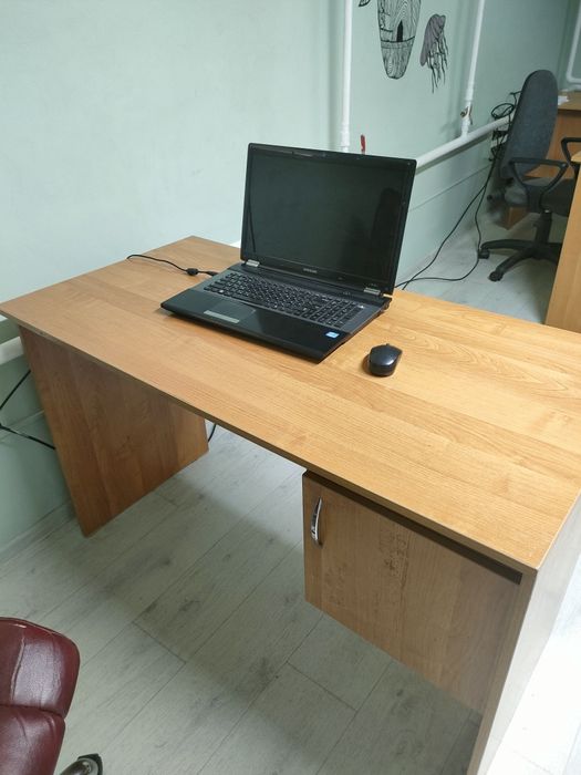 Офисные столы и шкаф