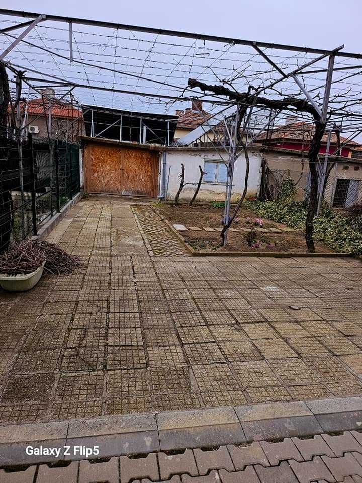 Продава етаж от къща -  в района на Опела