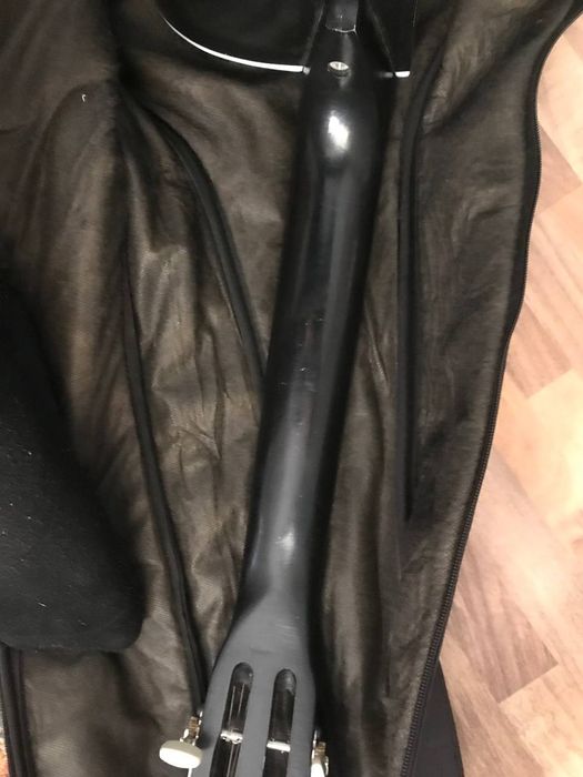 Gitara xolati zo'r 2ta simi uzilgan alishtirsa bo'ladi kurib olasiz