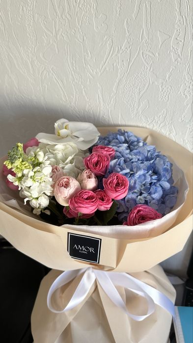 Цветы с бенто тортом свежие