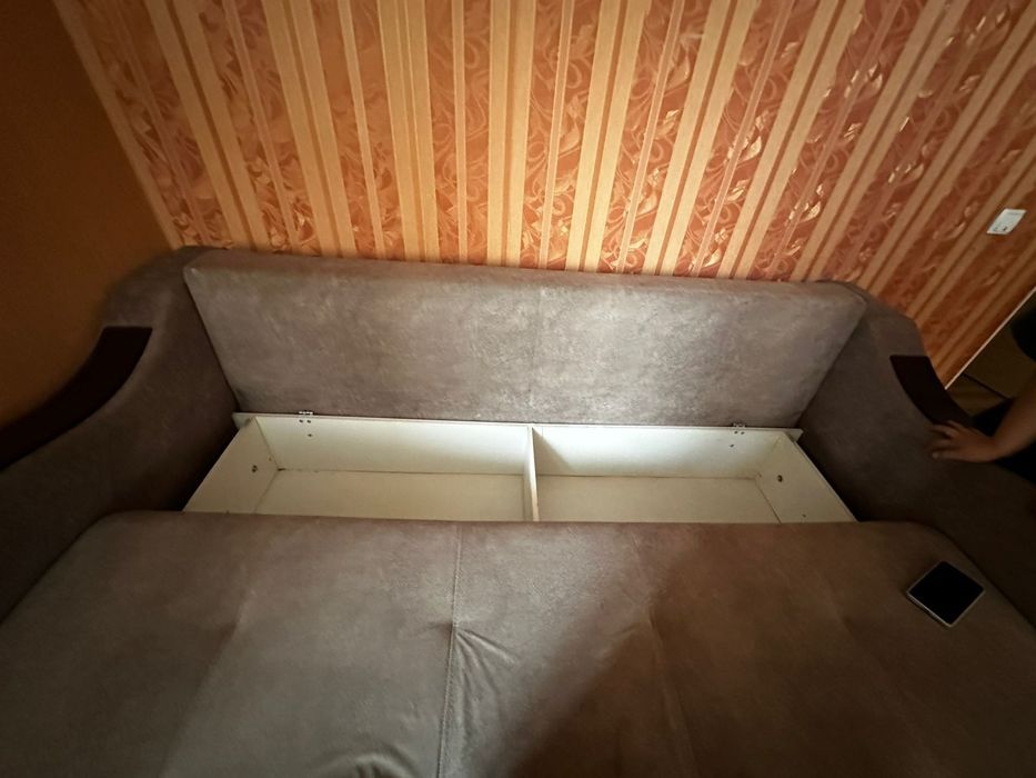 Срочно продаю диван в отличном состояние