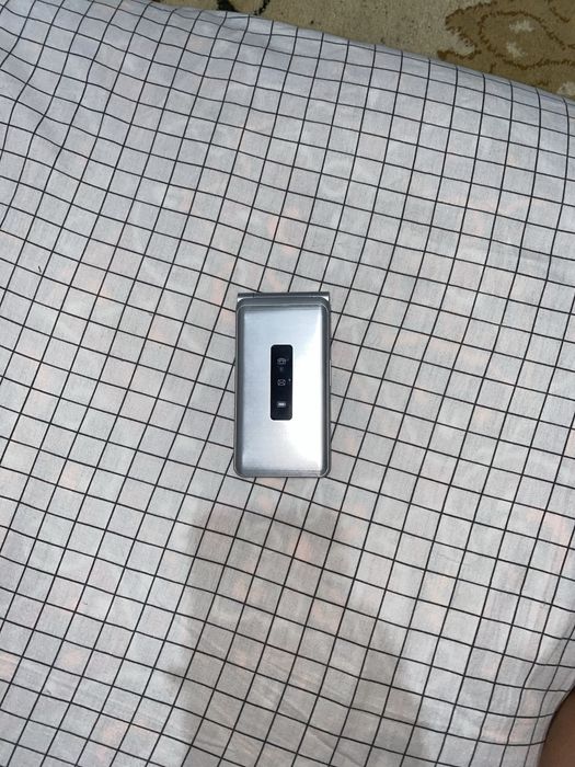 Продается телефон novey s 77