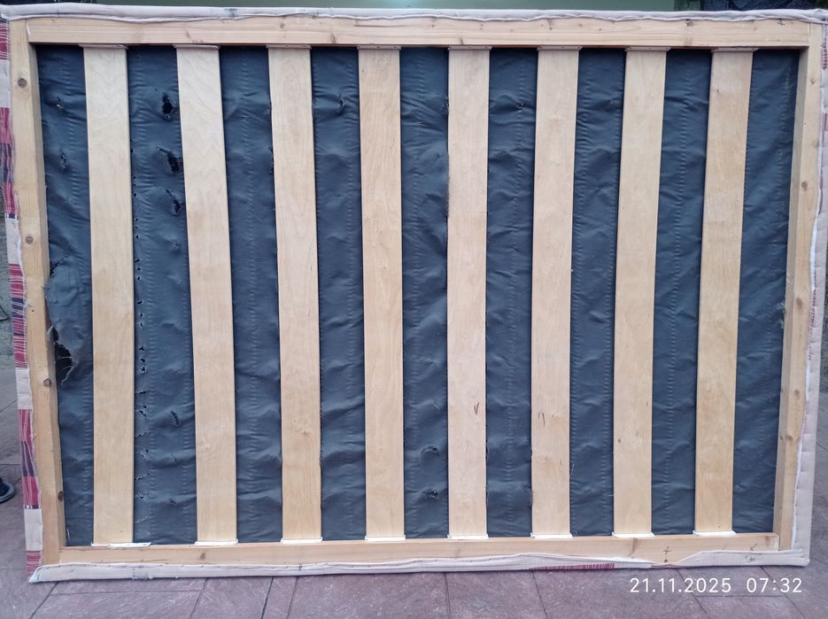 Vând cadru 140x200  pat tapițat cu saltea arcuri 330ron