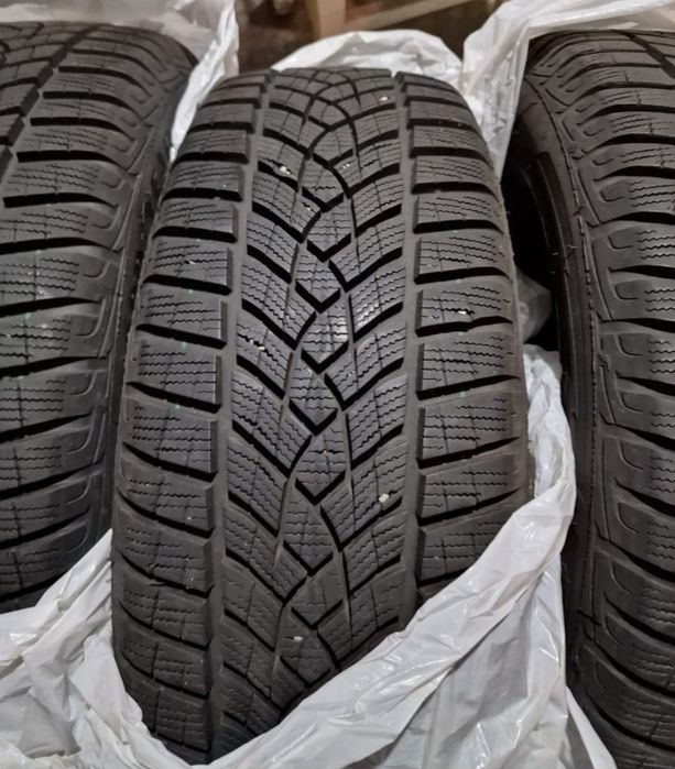 215 55 17 iarnă Goodyear UltraGrip Performance+