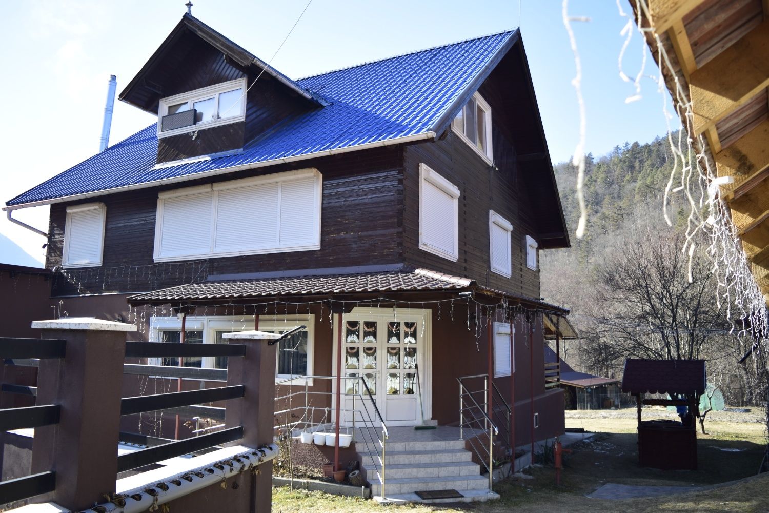 Casa Eby se închiriază la 100 lei persoană sau integral la 2000 lei.