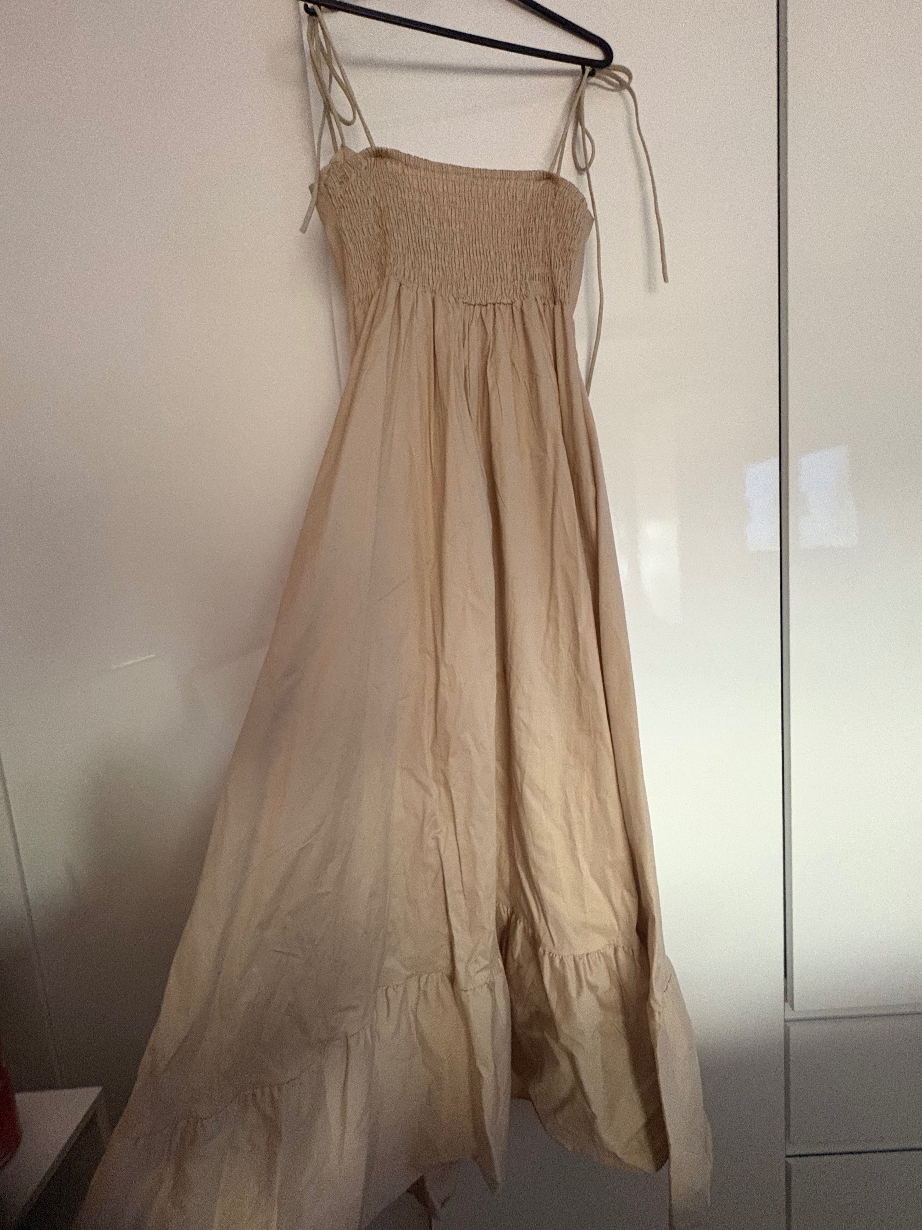 Бежова рокля по модел на ZARA