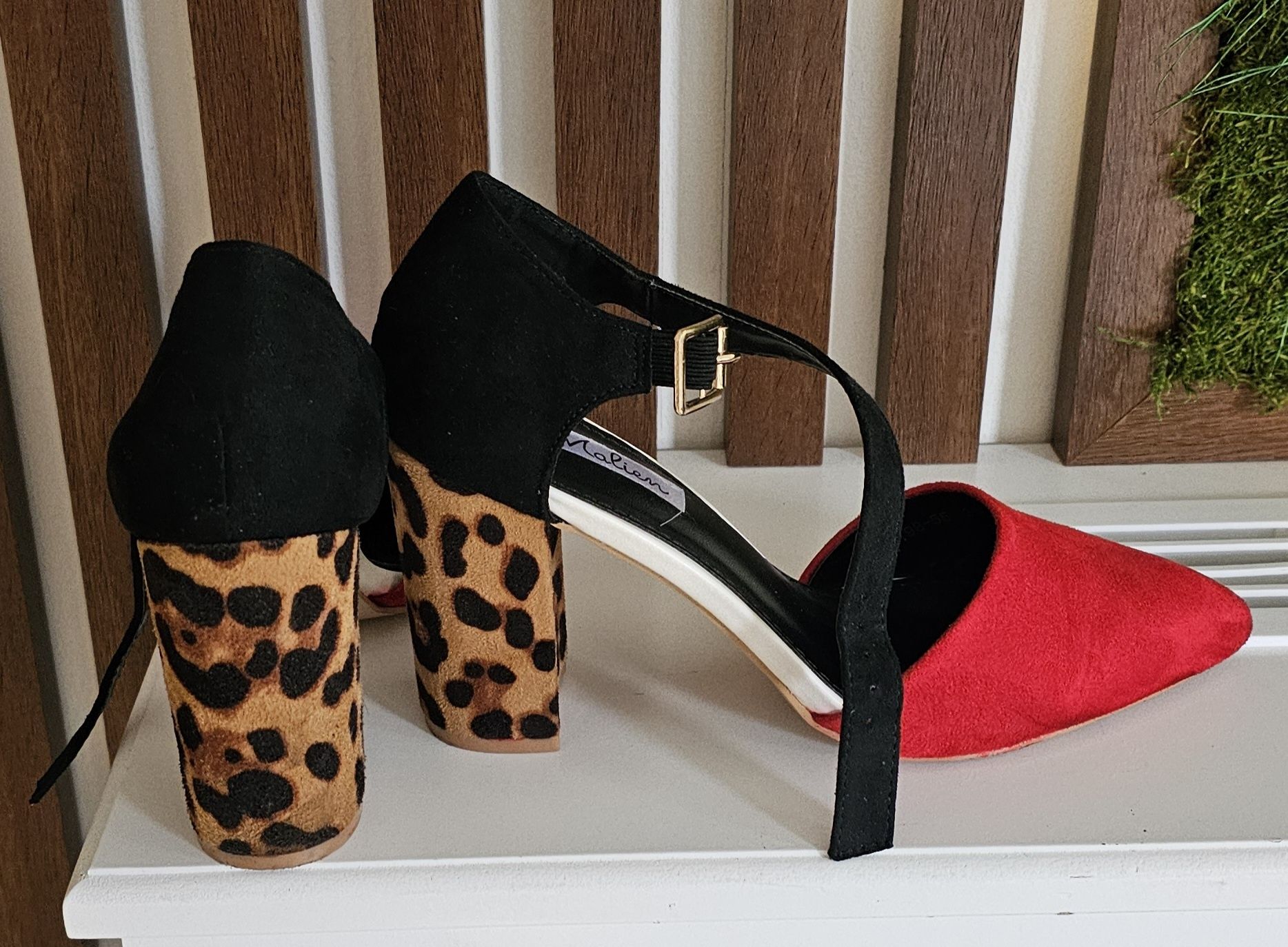 Pantofi rosi cu animal print