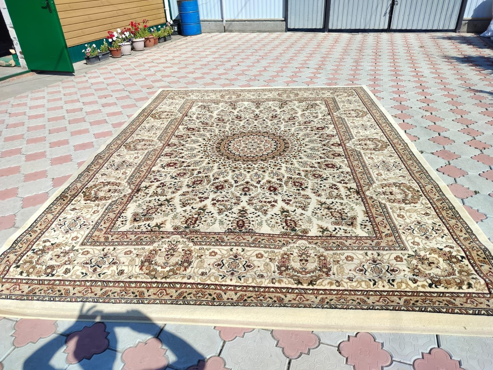 Продам ковер в хорошем состоянии