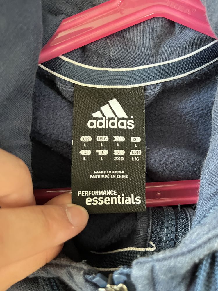 adidas essentials 3 ленти през качулката