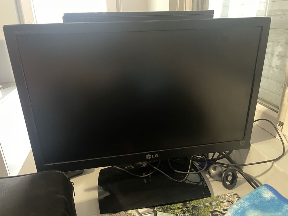 Компютър и монитор LG+ мишка, камера и 2бр клавиатури ПОДАРЪК