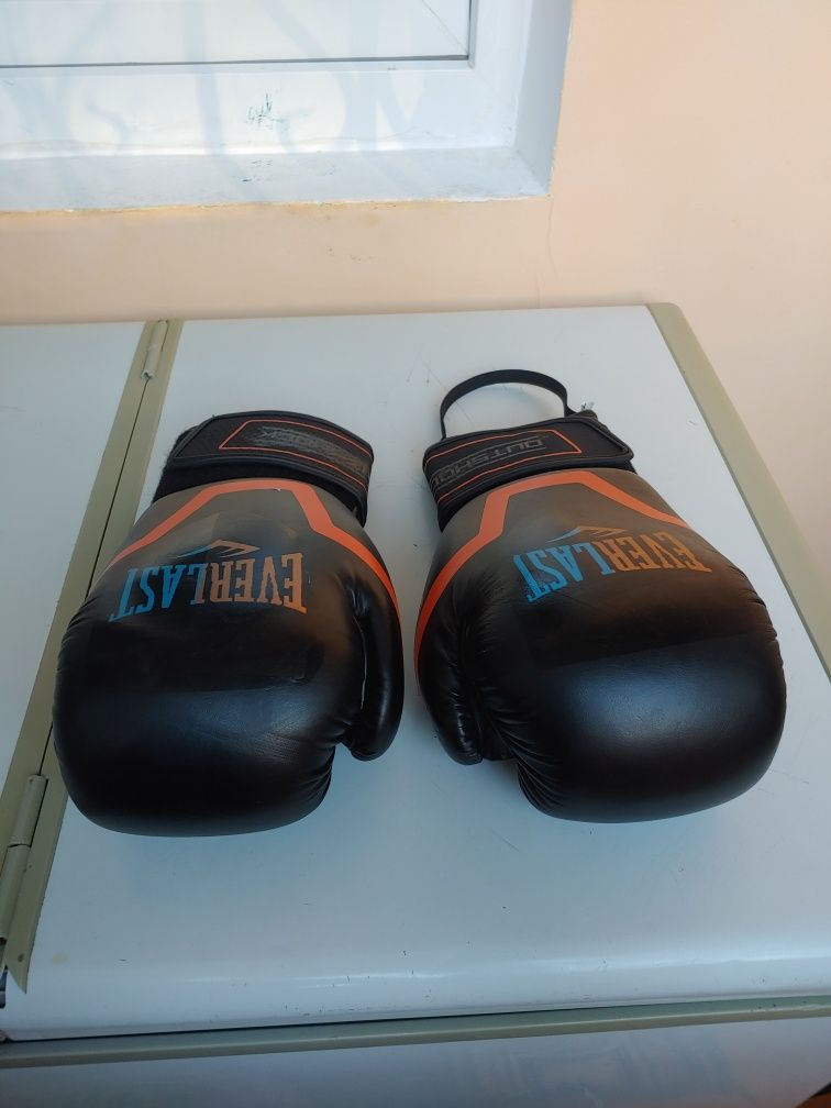 Боксерская перчатка