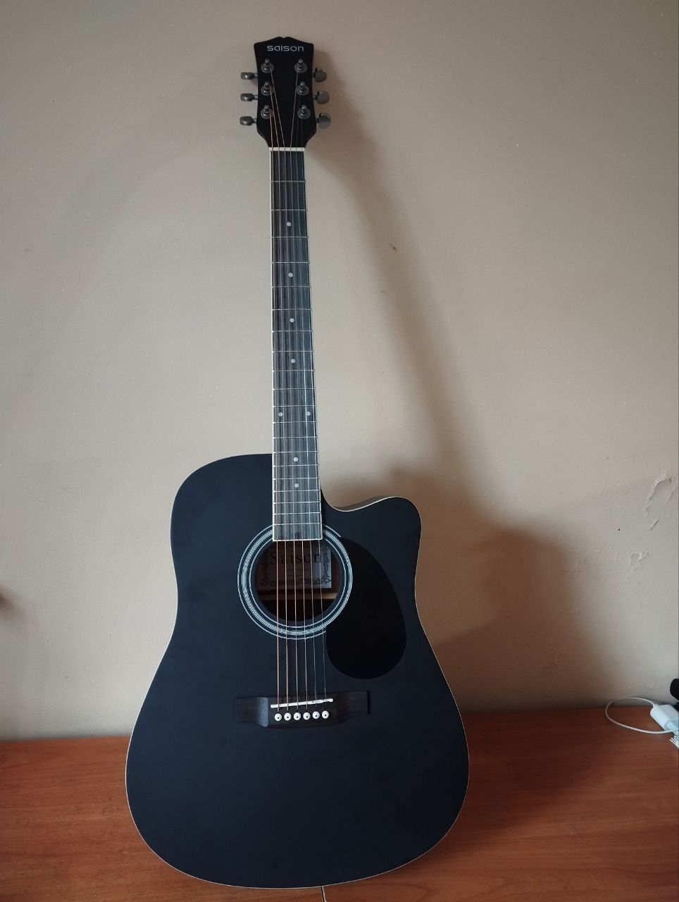 Acustik gitara holati yangi
