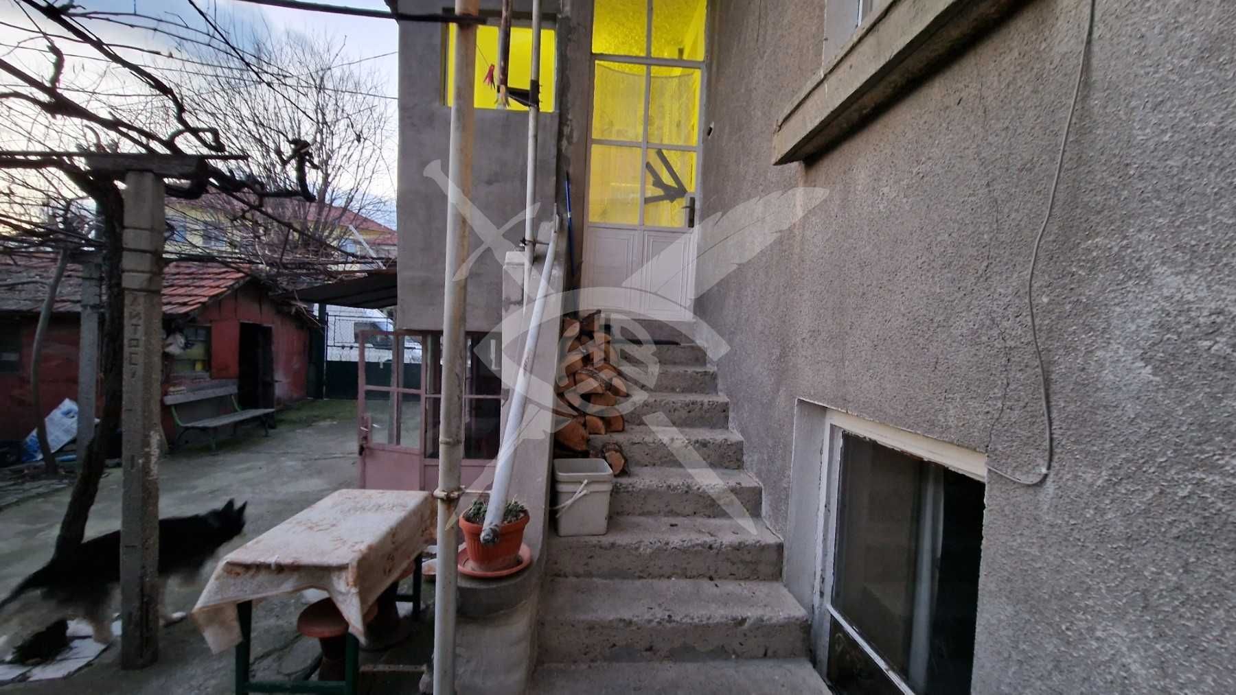 Двуетажна къща - Айтос