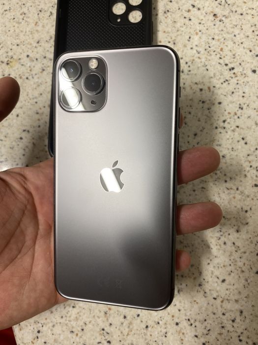 Iphone 11 Pro cu folie si huse