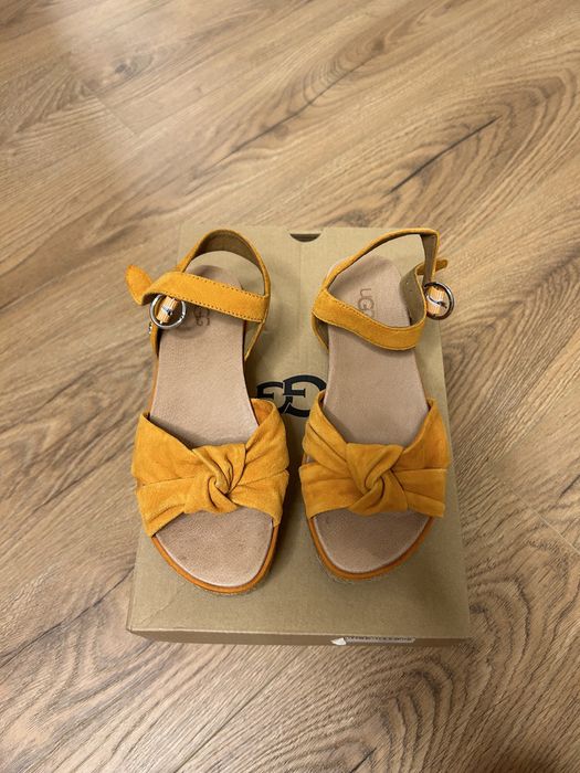 Vand sandale UGG din piele intoarsa, nr 36