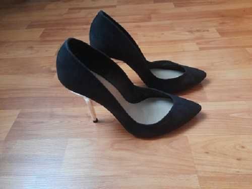 Pantofi Bershka din antilopa neagra, toc argintiu, 40