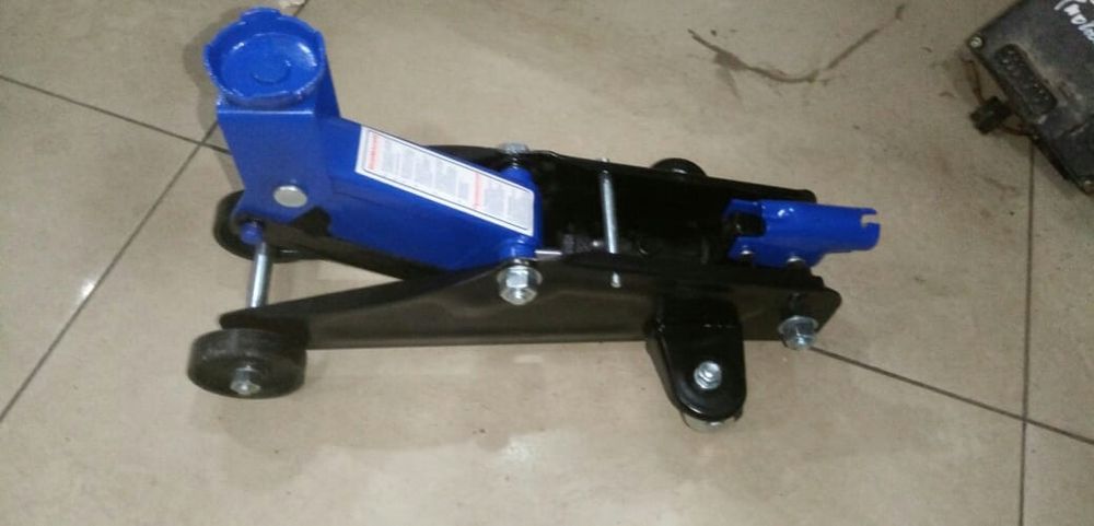 Домкрат подкатной