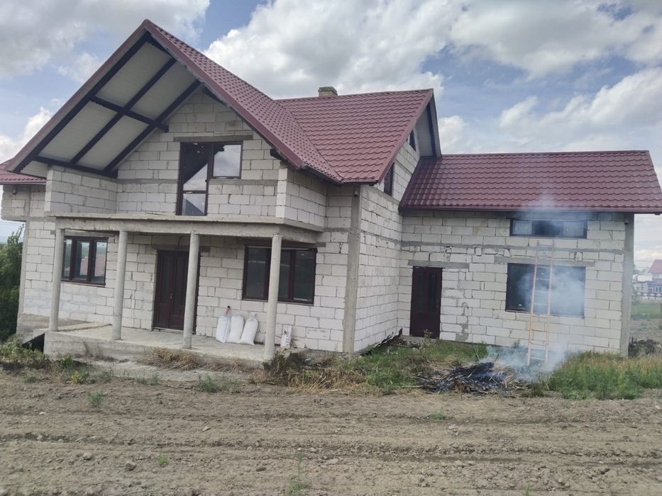 Casă la roșu de vânzare