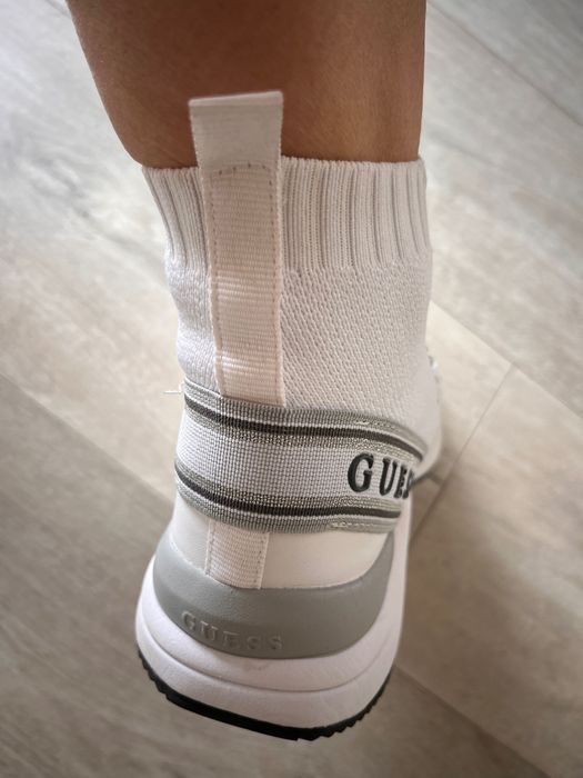 Sneakers guess aproape noi