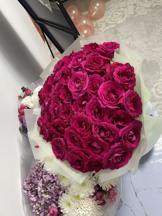 Продам шикарный букет из свежих малиновых роз- 51 бутонов!