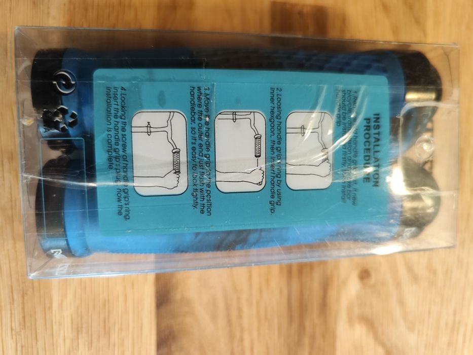 Продавам грипове за колело сини-черно.