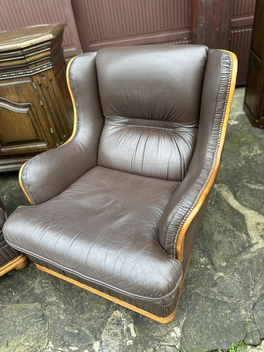 Два кожени фотьойла в класически стил