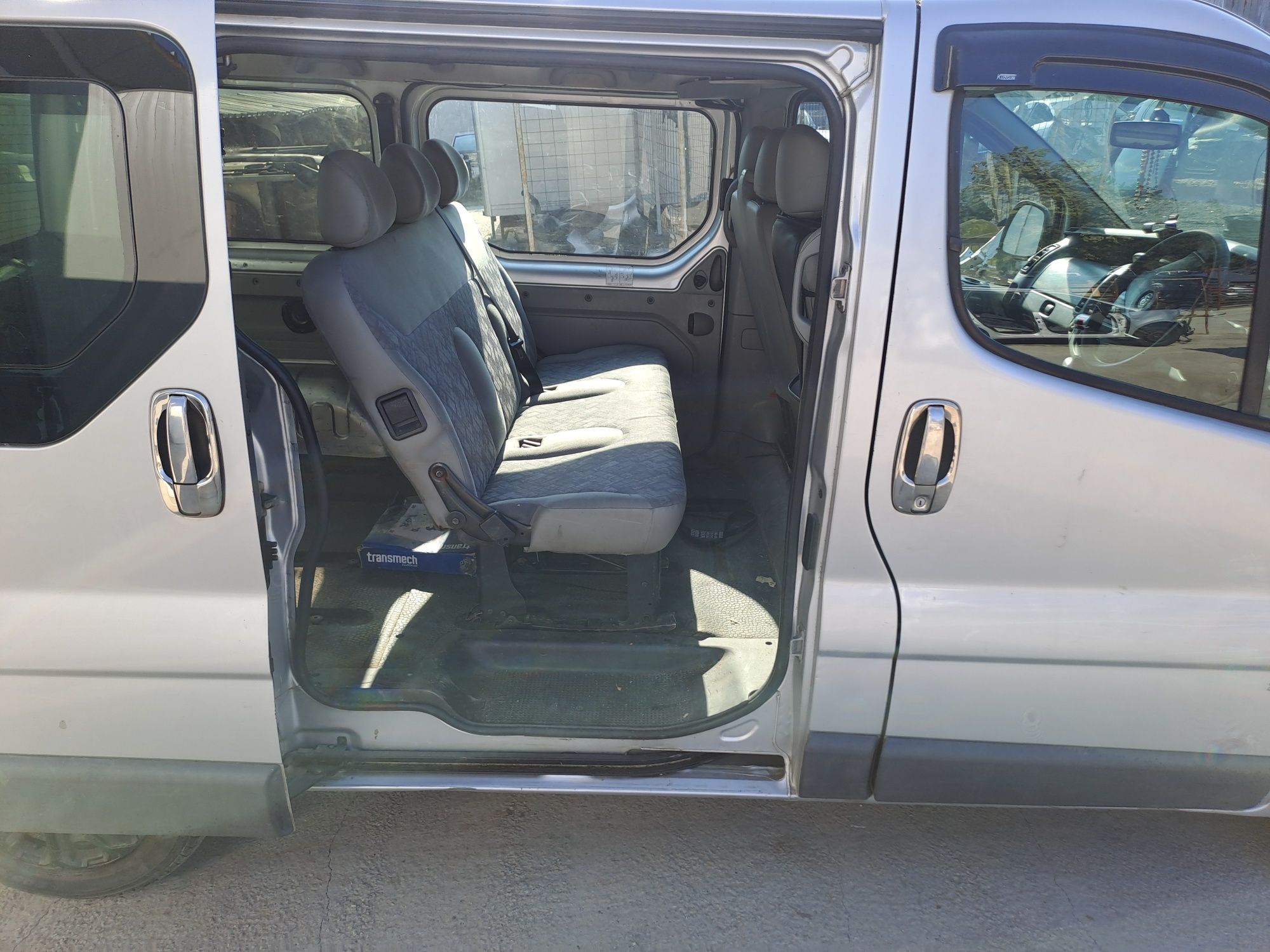 Dezmembrez Renault trafic 1.9 dci
