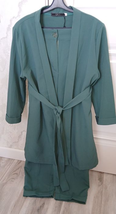 Новый брючный костюм 46 р.